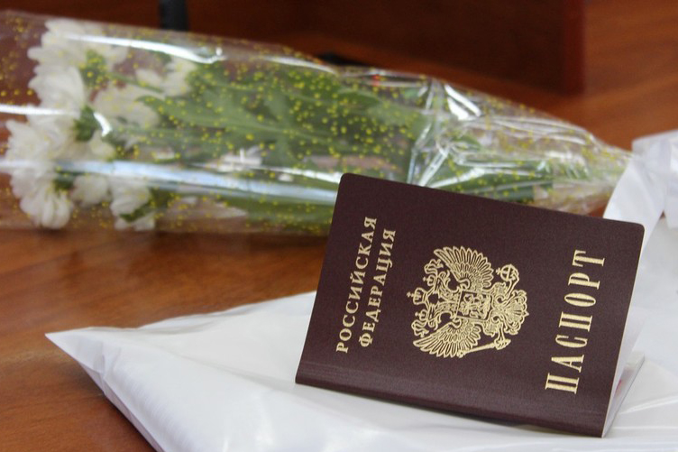 Врио Губернатора Вологодской области вручил молодежи в Череповце первые паспорта.
