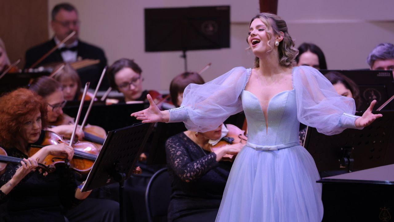 В Вологде прошел концерт Донецкого симфонического оркестра имени Прокофьева и пианистки Валентины Лисицы.