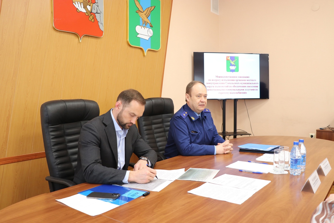 Сегодня с рабочим визитом Сокол посетили председатель Правительства Вологодской области Александр Мордвинов и прокурор Вологодской области Андрей Тимошичев.