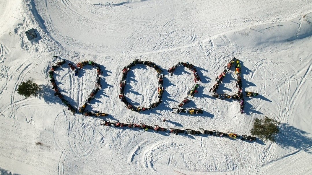 На фестивале «В снегах Кириллова» 50 снегоходов выстроились в логотип Года семьи.