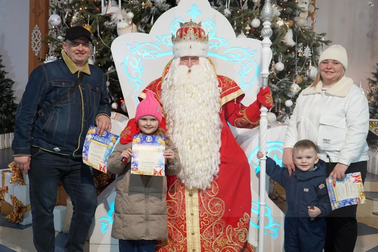 Пятимиллионные посетители выставки «Россия» побывали в гостях у Деда Мороза в Вологодской области .