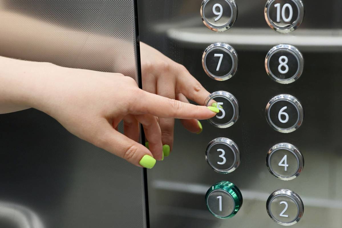 В Вологодской области заключены все контракты на замену лифтов с истекшим сроком эксплуатации .
