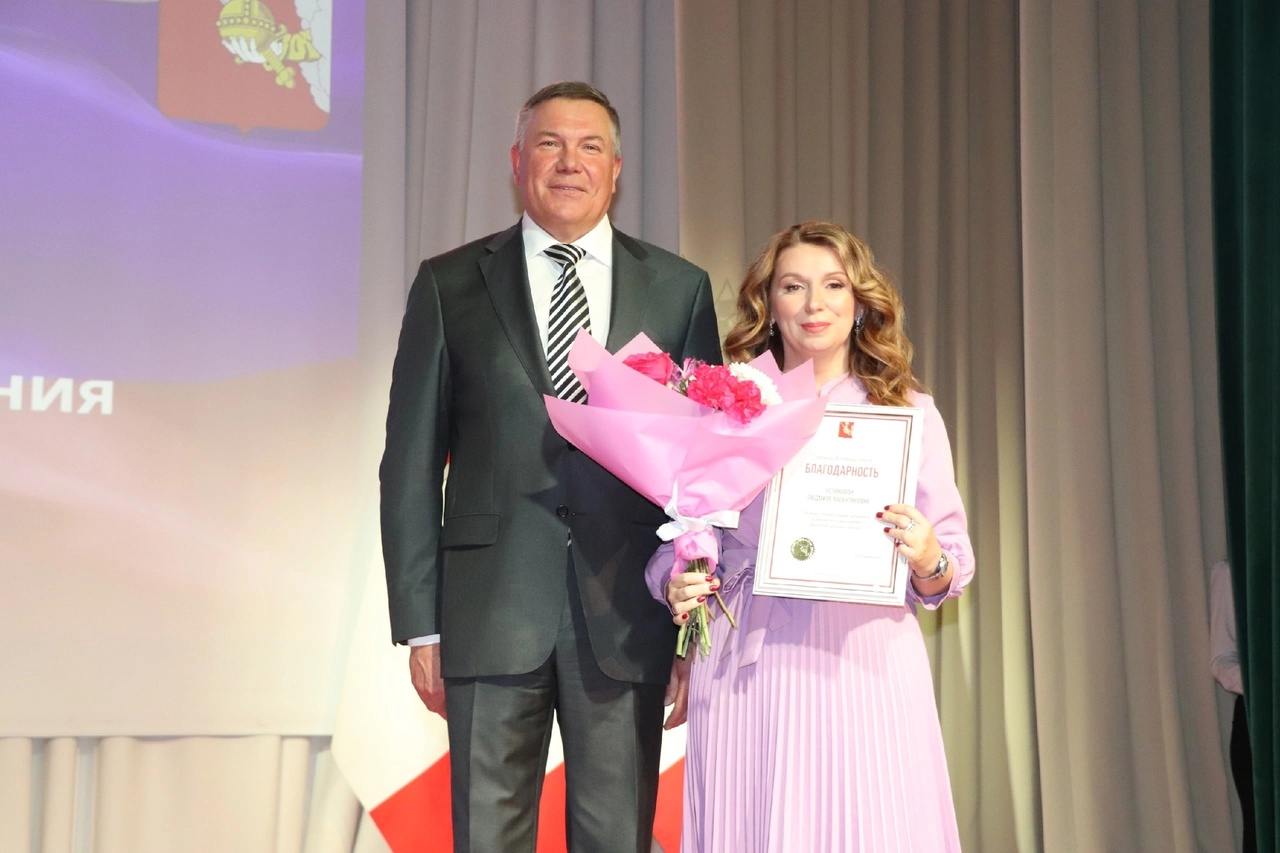 Олег Кувшинников наградил сокольчан с заслуженными наградами.