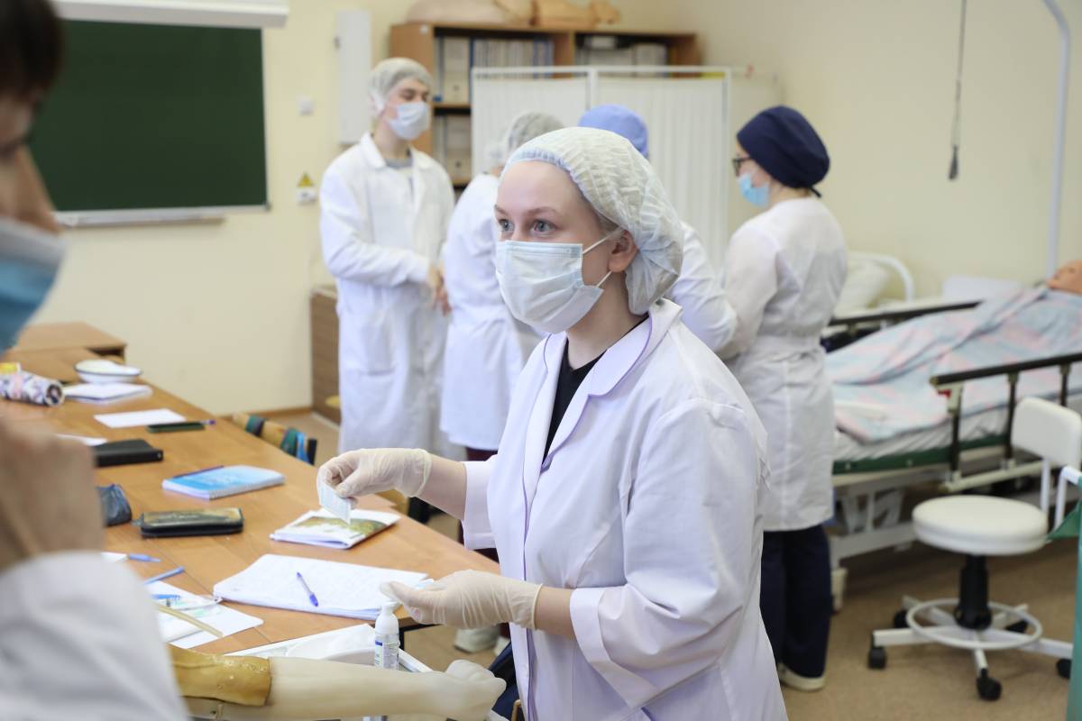 Студенты Вологодского областного медицинского колледжа выбирают место работы.