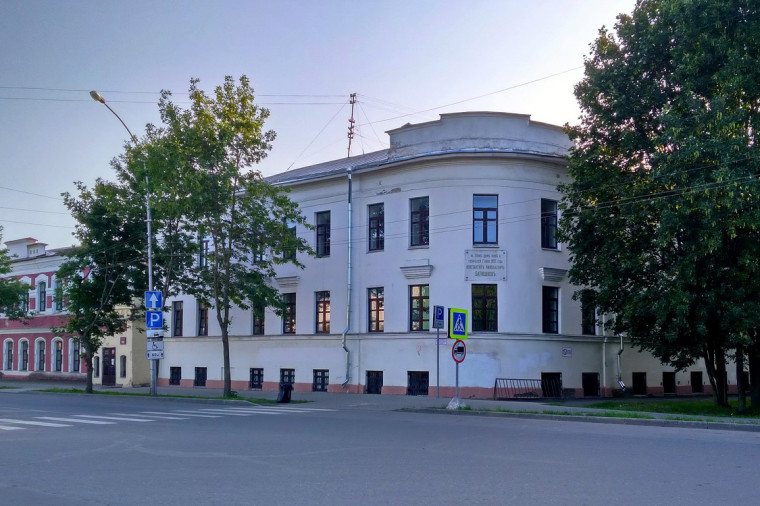 В здании под вологодский филиал Ярославского государственного медуниверситета проводят ремонт.