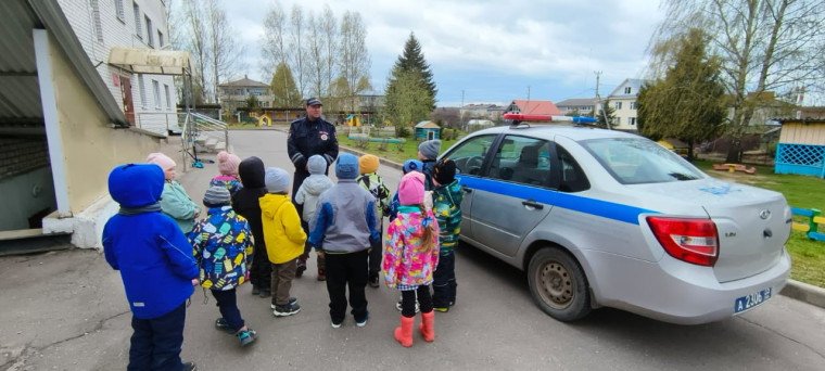 Сотрудники Госавтоинспекции перед наступлением лета проводят с детьми беседы о безопасности на дорогах.