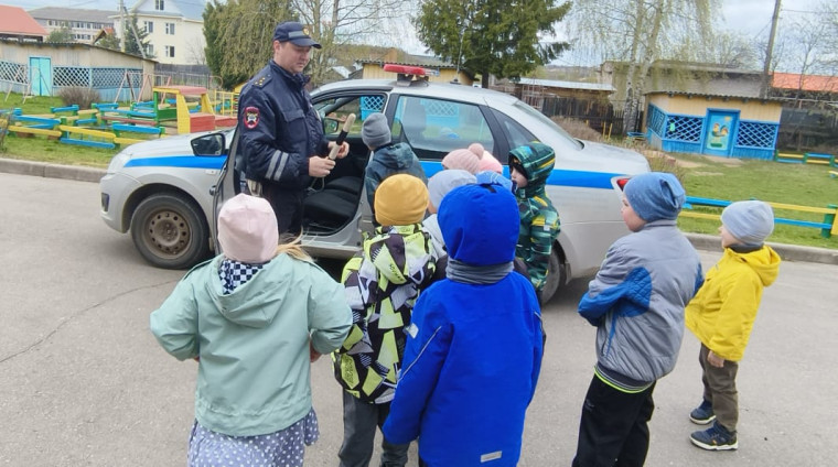 Сотрудники Госавтоинспекции перед наступлением лета проводят с детьми беседы о безопасности на дорогах.